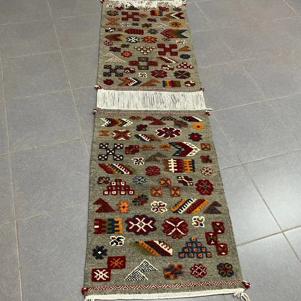 Gray Geometric Runner