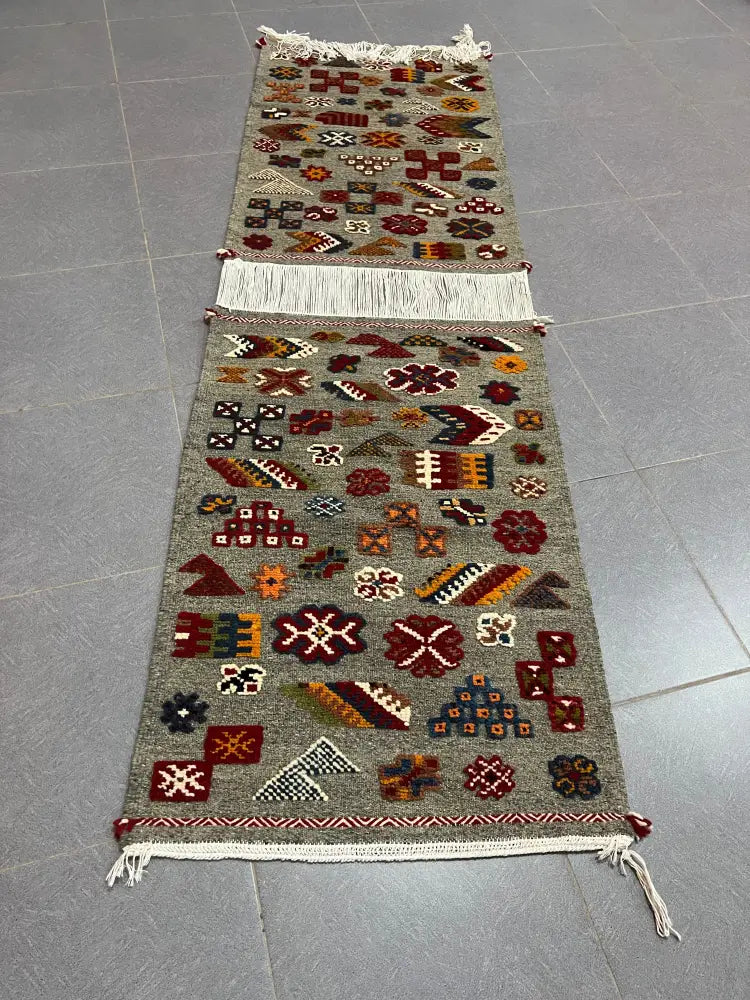 Gray Geometric Runner