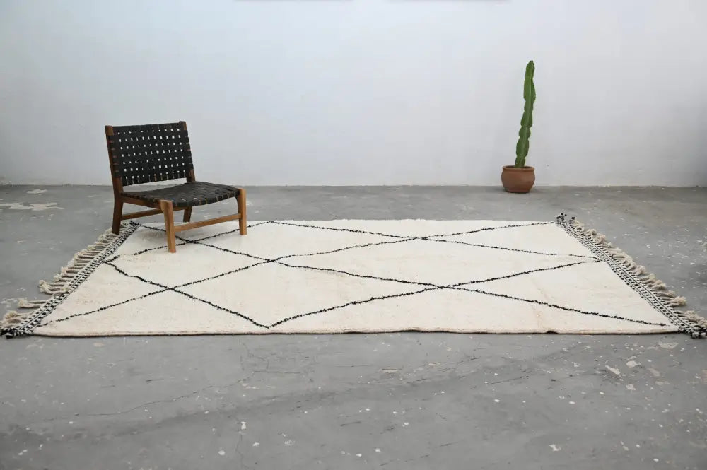 Superior Handcrafted Cream Black Wool Rug