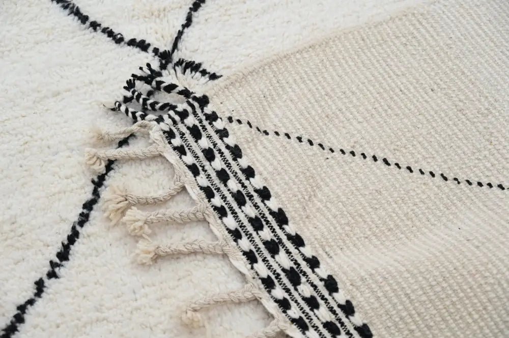 Superior Handcrafted Cream Black Wool Rug