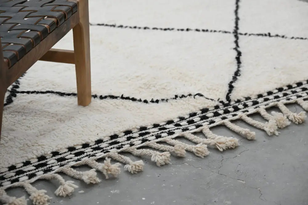 Superior Handcrafted Cream Black Wool Rug