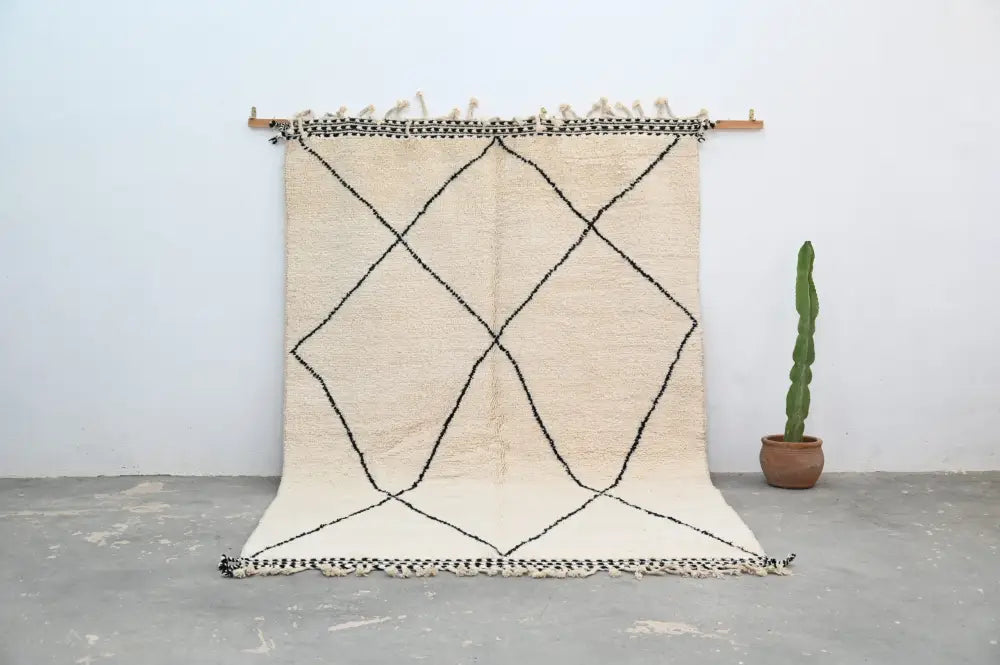 Superior Handcrafted Cream Black Wool Rug