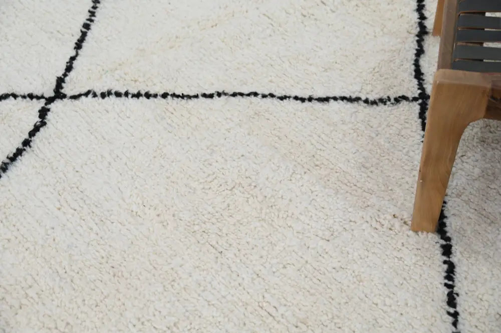 Superior Handcrafted Cream Black Wool Rug