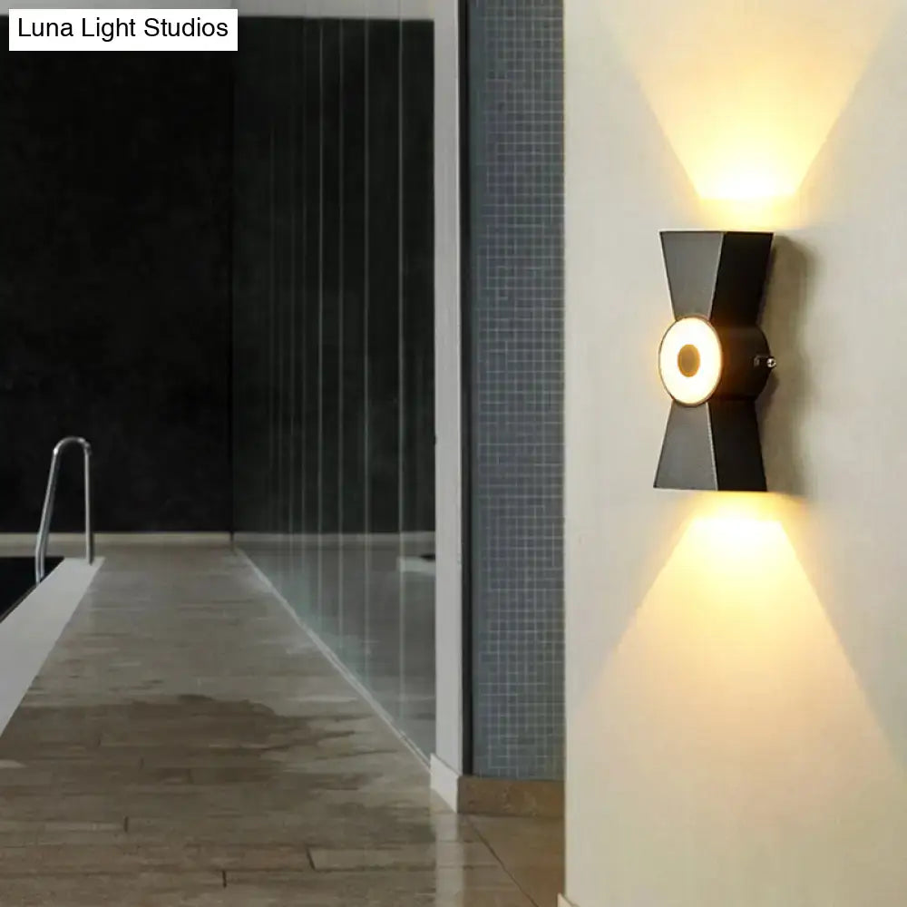 Black Metal Minimalist Wall Sconce