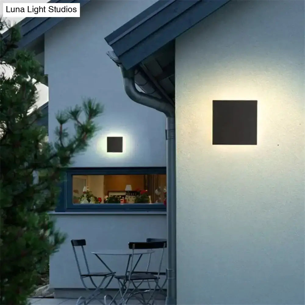 Black Round Outdoor Lamp